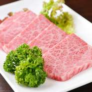 「飛騨牛」は、岐阜県で飼育された黒毛和種の中で、きめ細かな霜ふりやすぐれた風味を持つと評価された牛肉のこと。豊かな自然に恵まれ、安全な飼料を用いて愛情をこめて育てられた故の美味しさです。