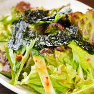 サシの入り具合やキメの細かさなど、厳選したお肉を使った料理のほか、韓国風サラダや冷麺など、サイドメニューも多彩にそろっています。食事のあとに食べたいさっぱり味のデザートもおすすめです。