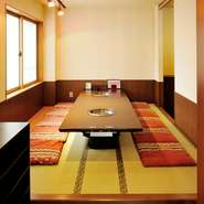 ちょっとした宴会や家族で幅広く利用できる個室席は、10人掛けのお座敷1室と6人掛けのお座敷2室が用意されています。小上がりの座敷席なので、ゆっくりと足を崩してもOKです。