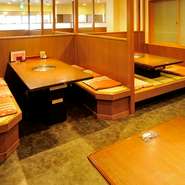 店内のテーブル席は仕切りで区切られており、周りを気にせずに思う存分食事や会話を楽しむことができます。家族や仲間との楽しい時間を過ごせるようにとの配慮です。