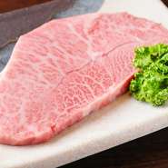 牛1頭から2kg程度しかとれない希少な部位。きめ細かい霜降り肉の甘みと風味が堪能できます。