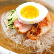 お肉のメニューが続いたあとはさっぱりと冷麺はいかが。サラダや漬物なども豊富に揃っています。