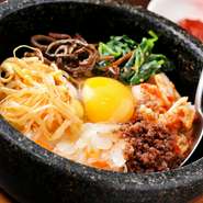 焼肉のお供にぴったりな白いご飯の他にも『ビビンバ』や3種類の味わいの『お茶漬け』などがあります。