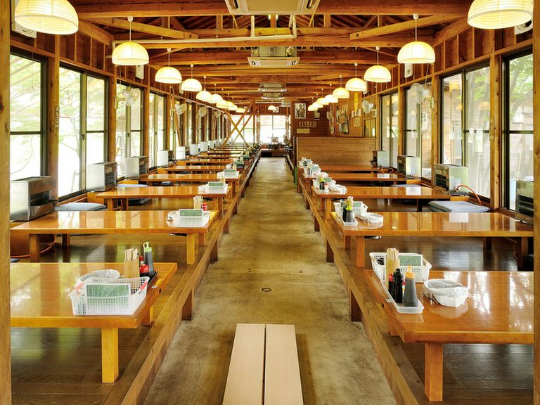 広々とした店内で、ゆっくりと食事を楽しめます