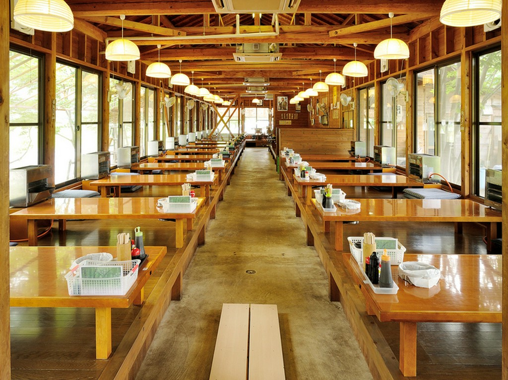 広々とした店内で、ゆっくりと食事を楽しめます