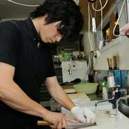 「この時期ならではの味わいを楽しんでいただきたい」とは店長の談。鮮度へのこだわりと、調理法に合わせた丁寧な下ごしらえが、素材の持ち味を一段と高め、【やな川】自慢の品々をつくり上げています。