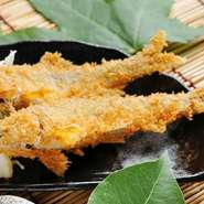サクサクの衣に包まれた鮎は、ふんわりとした食感で、一段と香り豊か。お子さんや若い方に特に好評。