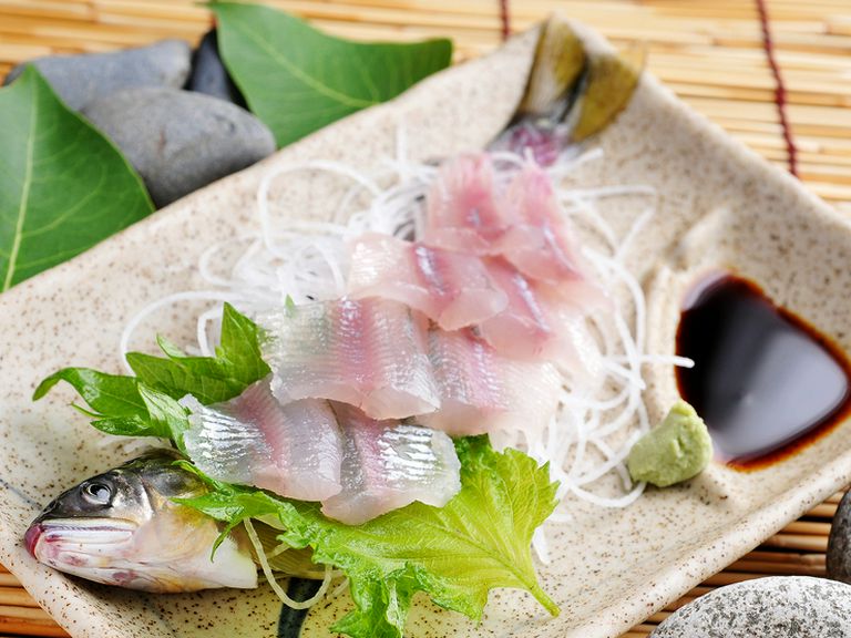 臭みがなく、鮎特有のほのかな香りが楽しめる『鮎刺身』