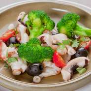 季節の味を中心にじっくり選び抜いた食材を使用。シンプルな調理で素材の旨みがぐっと引き出されているのが特長です。ランチ、ディナー共にイタリアの味をたっぷり楽しめます。