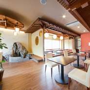 30人まで収容可能な店内は貸切ができ、少人数のパーティーにぴったりです。合コンや2次会のほか、女性だけでも気軽に入りやすいお店なので、女子会、ママ友会にもオススメ。