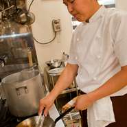 多国籍料理店で長年修行した店長自らが腕をふるう料理。本格的なものからアレンジを加えた創作イタリアンまで、すべて手づくりにこだわっています。リーズナブルな価格で楽しめるのもうれしい。