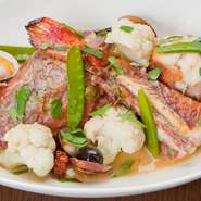 新鮮な魚介を白ワインで煮込んだイタリア料理の定番。シンプルな美味しさです。