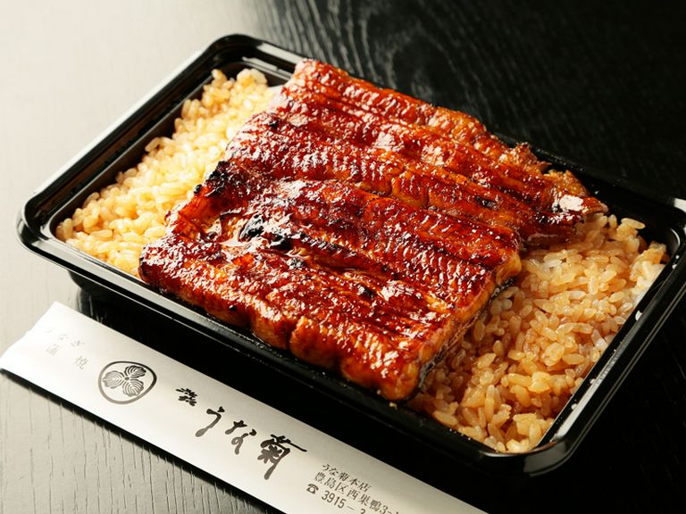 『うなぎ弁当　特桐』（骨抜き鰻）はうなぎが2段重ねになっています