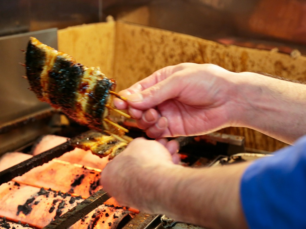 一枚ずつ手間暇かけてうなぎを焼き上げていきます