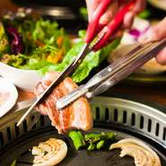 料理に使う肉と野菜は、安心・安全の国産だけ。総料理長の梅木さんが全国各地で見つけた健康的で良質な食材を、随時メニューに取り入れています。