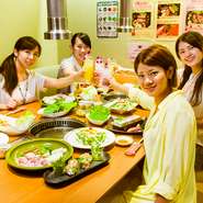 個室を利用して、わいわいガールズトークを。
脂っこいイメージのある豚肉ですが「こんなに野菜が食べれるの?!」と思うぐらい生野菜と相性は抜群。ビタミンも豊富なので女性におすすめです。