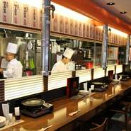 料理人の熱気が伝わるカウンター席はおひとり様でも楽しめます。
