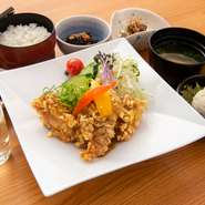 サクサクの唐揚げに酸味のあるスパイシーなソースがやみつきになる唐揚げです。