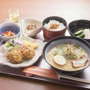 梅木さんち自慢の地鶏スープに、
自家製チャーシューのったオリジナルラーメン。
からあげも付いた、ボリューム満点の定食です。 