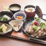 生姜の香りが食欲をそそる鉄板メニュー。