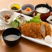 柔らかなミルフィーユカツは軽くサクサクなのでどんどんお箸が進みます！おろしポン酢であっさりと。