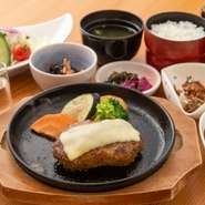 旨味がぎっしり詰まったハンバーグ。チーズを絡めて、熱々をお召し上がりください。