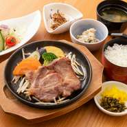 味噌にじっくり漬け込んで焼き上げた豚は、柔らかく脂の旨味もジューシー。鉄板で熱々をお召し上がり下さい。