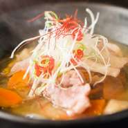 豚肉のほか大根・ごぼう・人参・里芋など野菜が盛りだくさん。味噌は数種類をブレンドしています。