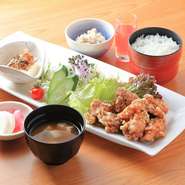 梅木さんち人気のサクサク衣に、
少しガーリックを効かせたクセになるからあげ。
定番メニューだけどひと味違います。