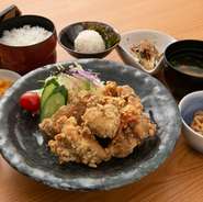 柚子胡椒の爽やかな香りと辛味がアクセントの唐揚げ定食。
※こちらのメニューはニンニクを使用しております。