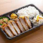 ボリューム満点！ジューシーなとんかつがドドン！と入ったお弁当です。