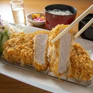 低温でじっくり時間をかけて揚げた、ほんのりピンクのしっとり豚カツ。【自家製とんかつソース・レモン塩・おろしたまポン】の3つの漬けダレでどうぞ。
ごはん、お味噌汁、小鉢、サラダ、香の物、健康調整飲料付き