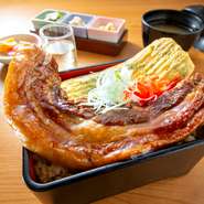 弱火でじっくり煮込んだ柔らかな豚の角煮と梅木さん特製出汁巻き卵が豪快に乗った丼。
口の中でホロホロとろける豚の角煮が絶品！
お味噌汁、小鉢3種、香の物、健康調整飲料付き。