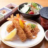 今日の材料を使った日替わり料理メインは日によって変わります。
店舗入り口の看板・またはスタッフにお尋ねください。
大人気メニューの日は売り切れの場合があります。
※日曜日・祝日の販売はありません。