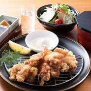からっと揚がった衣のなかからあふれ出る鶏の旨味。
しっかり味が染みた唐揚げはご飯がすすむこと間違いなし！！※ニンニクを使用しております。