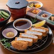 今日はがっつり食べたい！そんな日にいかがでしょうか？
からっとサクサクの衣の中からジューシーな豚の旨味があふれ出します。