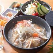 豚肉と国産野菜たっぷり絶品豚汁
大根,ごぼう,人参,里芋など野菜が盛りだくさん。味噌は数種類をブレンドした奥深い味わい。
