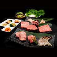 前菜の黒毛和牛ヒレのローストビーフから始まり、松阪牛カルビ、和牛サーロイン、黒タン厚切り、ズワイガニと、一年を締めくくるにぴったりの豪華な食材をラインナップ。美味しい焼肉と美味しいお酒で、今年の溜まった疲れも吹き飛ぶこと請け合いです。

※90分飲み放題付き
※2名様より承ります
※要予約