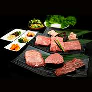 前菜の黒毛和牛ヒレのローストビーフから始まり、上カルビ、上ロース、牛タン、車エビ、牛小腸とバラエティに富んだ食材をラインナップ。満腹になること請け合いです。今年頑張ったご褒美にいかがですか？

※90分飲み放題付き
※2名様より承ります
※要予約