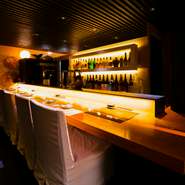 別空間のカウンターはスタッフと共に地酒と魅力のお料理をおすすめ致します。御一人でも気軽に会話をお楽しみいただける空間でここ愛媛をご堪能くださいませ。