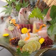 宇和海・瀬戸内海の獲れたての鮮魚を市場から空輸で毎日直送しているそう。
『宇和島の鯛めし』や『宇和島じゃこ天』など、えひめ宇和島ならではの美味しい料理を堪能できるお店です。