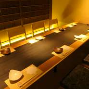 2階の個室では、周りを気にせずゆっくりとくつろげるのが嬉しいポイント。可動式なので大人数にも対応可能です。グラス片手に自慢の料理を味わいながら、日常を忘れてまったりと、和やかな宴をどうぞ。