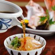 鮮度のよい刺身の鯛を使用、出汁につけてあつあつのご飯にのせて食べる宇和島独特のスタイルでどうぞ。