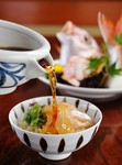鮮度のよい刺身の鯛を使用、出汁につけてあつあつのご飯にのせて食べる宇和島独特のスタイルでどうぞ。
