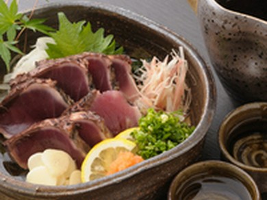 愛媛漁港直送　藁で焼いた日帰りがつおの塩たたき　刺身