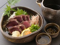 当店大人気、鰹の藁焼きたたきが始まりました！
こだわりの宇和海の天然塩の旨みと藁で焼き上げた香りがたまらない逸品！