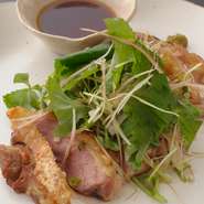 備長炭でじっくりと焼き上げた『媛っこ地鶏の炭火炙り焼き』