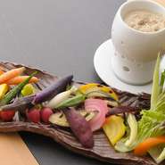 素材と産地にこだわり『旬野菜の麦味噌のバーニャカウダ』