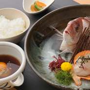 生の鯛を使った全国的にも珍しい宇和島独特のスタイルの鯛めし。鮮度抜群の鯛が美味！　お酒のあとの〆にぜひ、あつあつのご飯にのせて、お召し上がりください。
