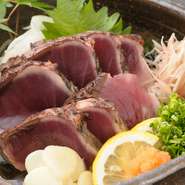 藁を使用、強火で瞬間的に皮を焦がし、中はレアで。身が締まったかつおの藁の香りがなんともたまらない『深浦港日帰りがつおの塩たたき』でご堪能ください。